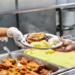 Restaurante Popular de Vitória moderniza atendimento com sistema digital desenvolvido por servidores municipais, trazendo mais agilidade, organização e eficiência.