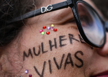 Operação nacional contra a violência às mulheres mobilizou 123.878 policiais e 44.906 viaturas em 4.253 municípios, com ações de prevenção e prisões.