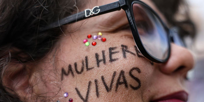 Operação nacional contra a violência às mulheres mobilizou 123.878 policiais e 44.906 viaturas em 4.253 municípios, com ações de prevenção e prisões.