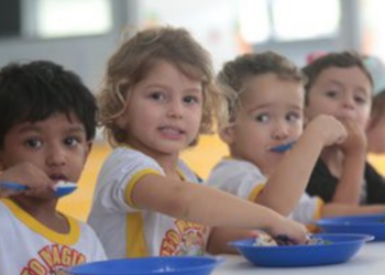 Dia Nacional da Alimentação Escolar reforça a importância de refeições saudáveis nas escolas públicas, da agricultura familiar e da educação alimentar.