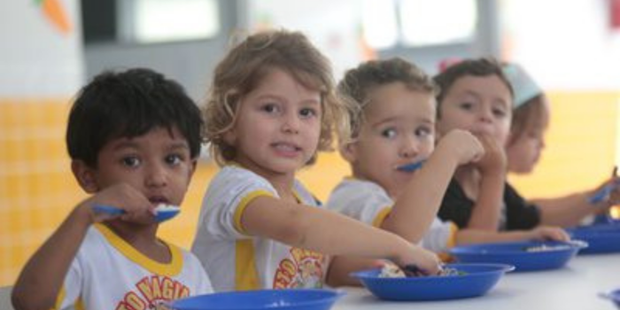 Dia Nacional da Alimentação Escolar reforça a importância de refeições saudáveis nas escolas públicas, da agricultura familiar e da educação alimentar.