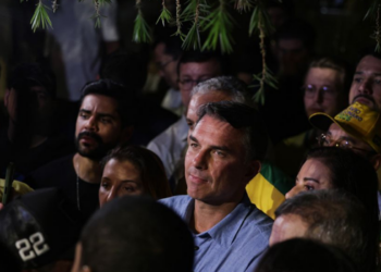 Flávio Bolsonaro informou ao TSE que aceita divulgar seus sigilos por 20 anos, mas apresentou condições envolvendo dados de Lula e de pessoas ligadas ao presidente.
