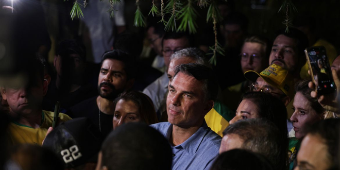 Flávio Bolsonaro informou ao TSE que aceita divulgar seus sigilos por 20 anos, mas apresentou condições envolvendo dados de Lula e de pessoas ligadas ao presidente.