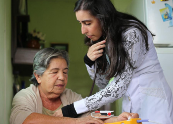Projeto de lei no Espírito Santo propõe monitoramento domiciliar após alta hospitalar, com apoio às famílias e uso de tecnologias de saúde.