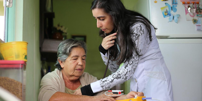 Projeto de lei no Espírito Santo propõe monitoramento domiciliar após alta hospitalar, com apoio às famílias e uso de tecnologias de saúde.