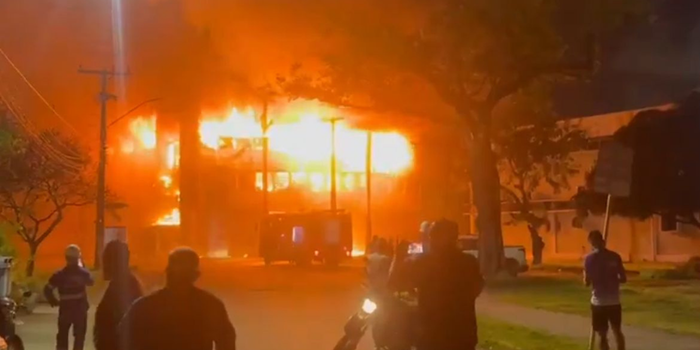 Incêndio causa grandes danos a prédio da UFPE em Recife. Local abrigava laboratórios de fármacos, informática e genética; ninguém ficou ferido.