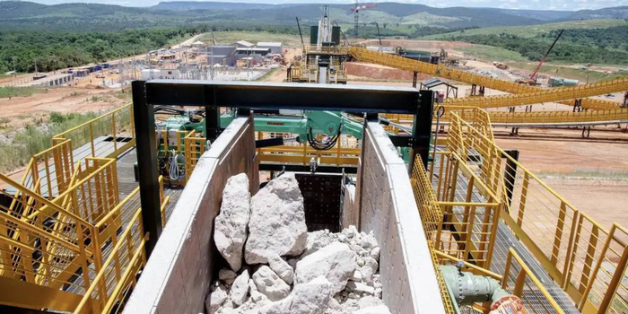 Portal da ANM revela que minerais críticos e estratégicos responderam por 129 mil empregos em 2025 e apresenta dados sobre salários e produção mineral.