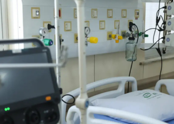 Pesquisa da Amib e do CFM revela desigualdades entre UTIs públicas e privadas no Brasil, com dificuldades no acesso a medicamentos, leitos e profissionais especializados.