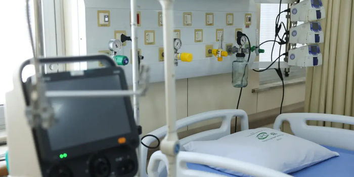Pesquisa da Amib e do CFM revela desigualdades entre UTIs públicas e privadas no Brasil, com dificuldades no acesso a medicamentos, leitos e profissionais especializados.