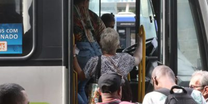 Governo sanciona medidas de apoio aos MEIs, com previsão de perdão de dívidas, ampliação do faturamento e proposta de recursos para transporte público gratuito.