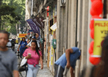 Relatos de mães, profissionais da cozinha e trabalhadores do comércio mostram como a folga limitada afeta a saúde e a convivência familiar.