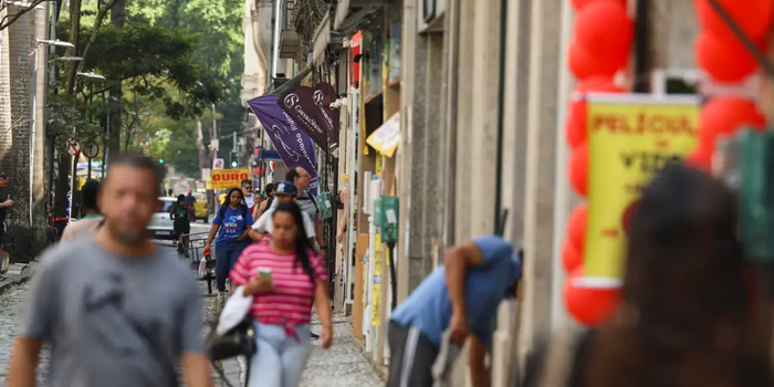 Relatos de mães, profissionais da cozinha e trabalhadores do comércio mostram como a folga limitada afeta a saúde e a convivência familiar.