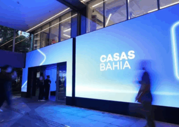 Justiça do Trabalho homologa acordo para indenizar 4,3 mil ex-funcionários das Casas Bahia, com pagamento de R$ 7,5 mil por trabalhador e regras para demissões em massa.