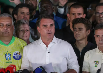 Polícia Federal investiga a saída de Flávio Bolsonaro do Brasil após decisão de Alexandre de Moraes que determinou a entrega dos passaportes e impôs restrições de viagem.