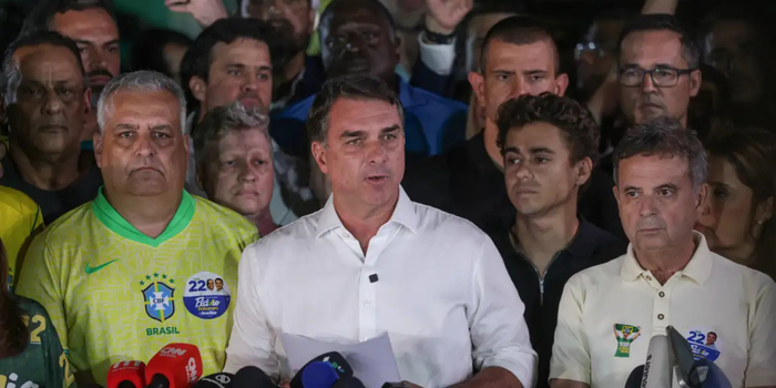 Polícia Federal investiga a saída de Flávio Bolsonaro do Brasil após decisão de Alexandre de Moraes que determinou a entrega dos passaportes e impôs restrições de viagem.