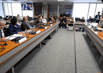 Conselho de Comunicação Social do Congresso aprova parecer sobre projeto que estabelece regras de concorrência e transparência para big techs.