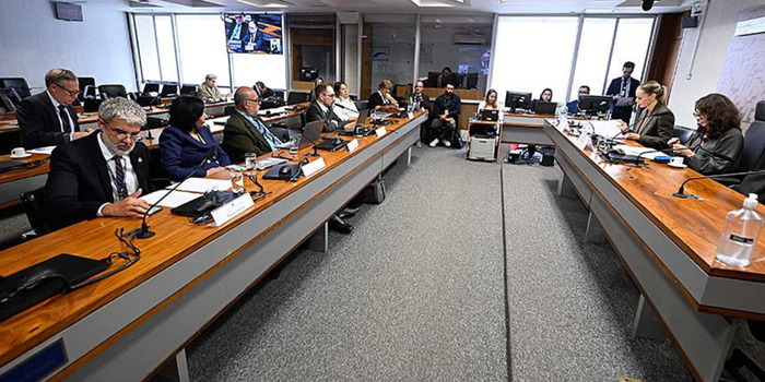 Conselho de Comunicação Social do Congresso aprova parecer sobre projeto que estabelece regras de concorrência e transparência para big techs.