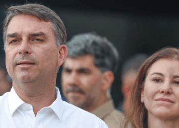 Flávio Bolsonaro participou de missa na Catedral de Brasília e afirmou que deve visitar Jair Bolsonaro nesta terça-feira, após autorização do STF.