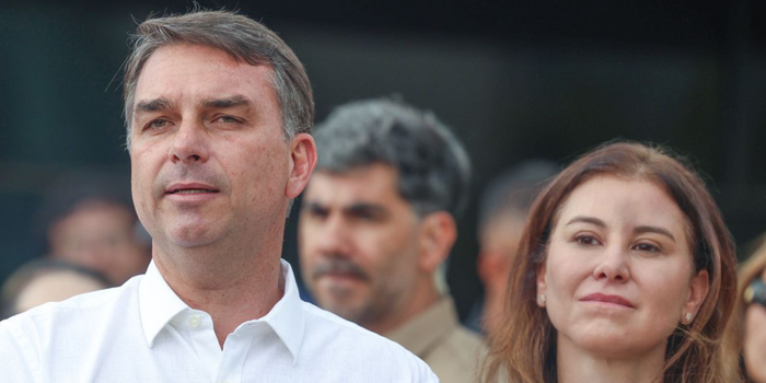 Flávio Bolsonaro participou de missa na Catedral de Brasília e afirmou que deve visitar Jair Bolsonaro nesta terça-feira, após autorização do STF.