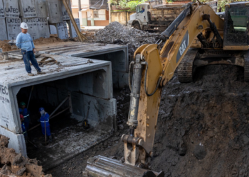 Obras financiadas pelo Fundo Cidades avançam no Espírito Santo com muros de contenção, galerias de drenagem, pavimentação e melhorias urbanas.