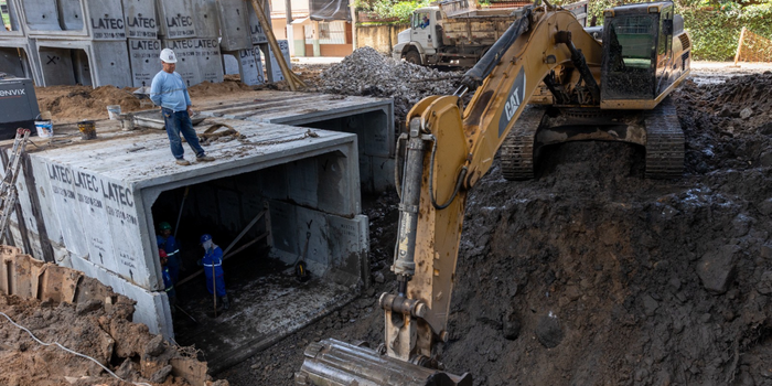 Obras financiadas pelo Fundo Cidades avançam no Espírito Santo com muros de contenção, galerias de drenagem, pavimentação e melhorias urbanas.