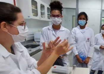 Programa Futuras Cientistas prorroga até 6 de novembro as inscrições para 470 vagas gratuitas de imersão científica destinadas a estudantes e professoras da rede pública.