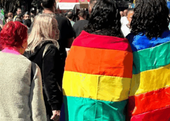 Plataforma Sentinela identifica 13 mil comentários ofensivos contra candidaturas LGBT+ durante as Eleições 2026 e aponta concentração de ataques.