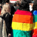 Plataforma Sentinela identifica 13 mil comentários ofensivos contra candidaturas LGBT+ durante as Eleições 2026 e aponta concentração de ataques.