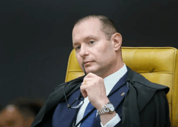 Cristiano Zanin dá 48 horas para a Anatel explicar falhas no acesso gratuito a sites e aplicativos da Justiça Eleitoral durante o primeiro turno.