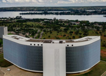 TSE determina que a Meta não restrinja de forma desigual publicações sobre Lula e Flávio Bolsonaro e fixa multa diária de R$ 500 mil por descumprimento.