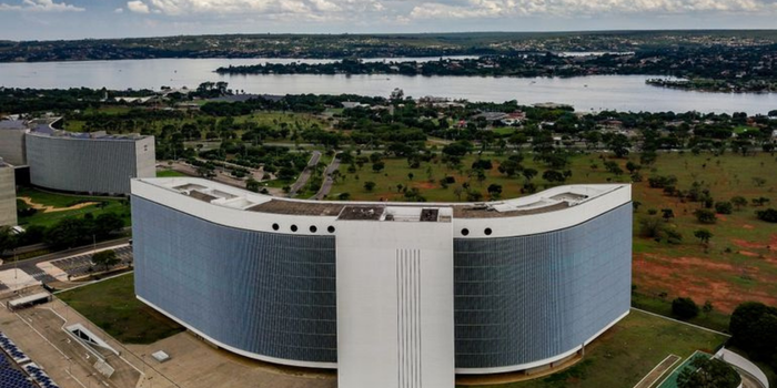 TSE determina que a Meta não restrinja de forma desigual publicações sobre Lula e Flávio Bolsonaro e fixa multa diária de R$ 500 mil por descumprimento.