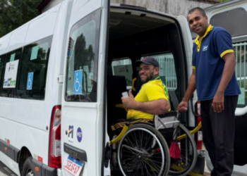 Eleitores cadeirantes cadastrados no Porta a Porta, em Vitória, podem agendar transporte gratuito para o segundo turno das Eleições 2026 até sexta-feira (23).