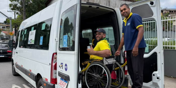 Eleitores cadeirantes cadastrados no Porta a Porta, em Vitória, podem agendar transporte gratuito para o segundo turno das Eleições 2026 até sexta-feira (23).