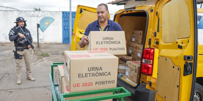 Cerca de 25 mil militares vão atuar no segundo turno das eleições neste domingo (25), com ações de segurança e apoio logístico em diferentes estados brasileiros.