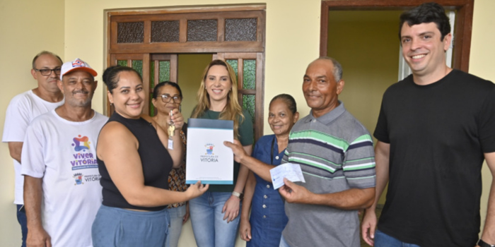 Prefeitura de Vitória entrega a 366ª moradia do programa Casa Feliz e Segura. Família do bairro Moscoso recebe imóvel após anos de insegurança habitacional.