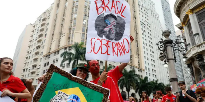 Estudantes da Universidade Federal Fluminense mobilizaram centenas de pessoas em Niterói em protesto pela defesa da democracia, dos direitos civis e da educação pública.