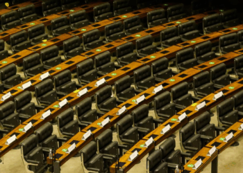 Câmara dos Deputados terá 183 novos parlamentares em 2027, renovação de 35,67%, recorde de mulheres e PL como maior bancada.