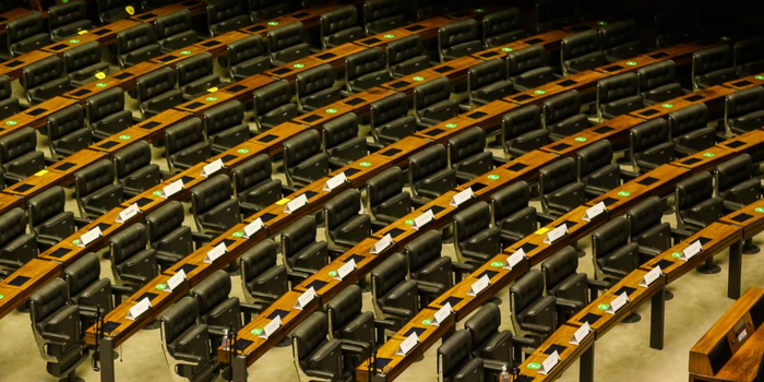 Câmara dos Deputados terá 183 novos parlamentares em 2027, renovação de 35,67%, recorde de mulheres e PL como maior bancada.