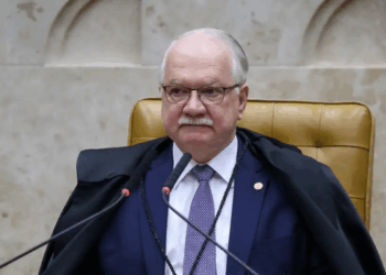 Edson Fachin rejeitou pedido de Flávio Bolsonaro para afastar Flávio Dino de processos no STF. Defesa alegou suspeição por proximidade com Lula.