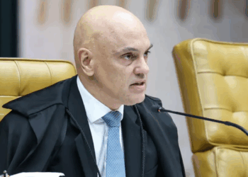 Alexandre de Moraes determina prisão de Eduardo Bolsonaro, cancela seus passaportes e inicia execução da pena de quatro anos e dois meses.