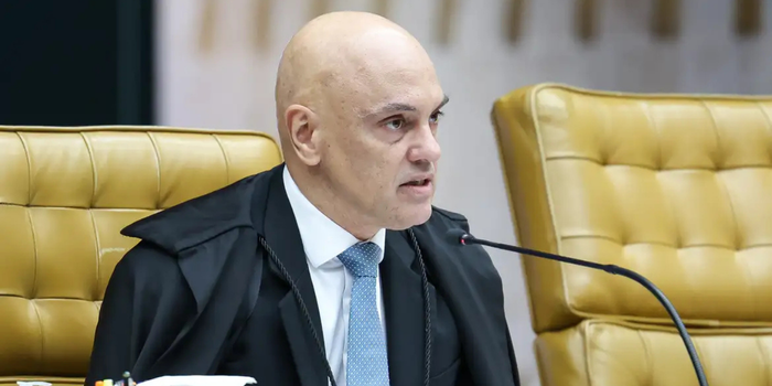 Alexandre de Moraes determina prisão de Eduardo Bolsonaro, cancela seus passaportes e inicia execução da pena de quatro anos e dois meses.
