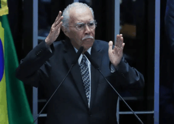 José Sarney, de 96 anos, está internado na UTI de um hospital em São Luís após cirurgia abdominal. Segundo boletim médico, o ex-presidente está estável.