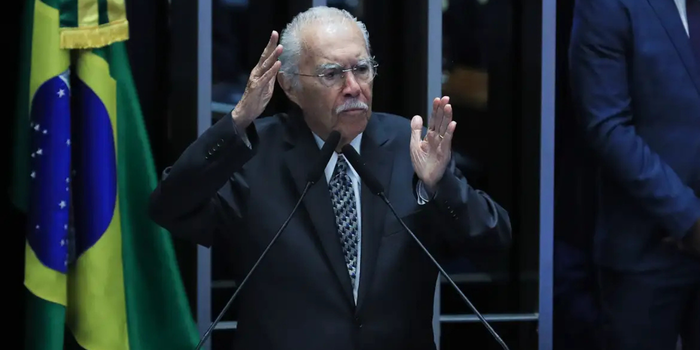 José Sarney, de 96 anos, está internado na UTI de um hospital em São Luís após cirurgia abdominal. Segundo boletim médico, o ex-presidente está estável.