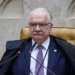 Edson Fachin rejeitou pedido de Flávio Bolsonaro para afastar Flávio Dino de processos no STF. Defesa alegou suspeição por proximidade com Lula.