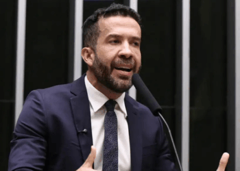André Janones critica decisão do TSE que determinou a suspensão do canal “Exército do Lula” no WhatsApp após pedido da campanha de Flávio Bolsonaro.