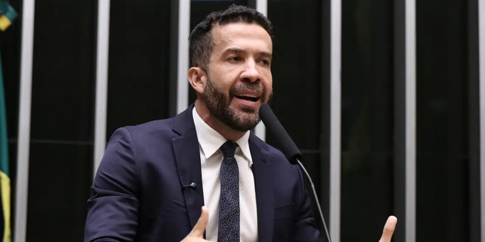 André Janones critica decisão do TSE que determinou a suspensão do canal “Exército do Lula” no WhatsApp após pedido da campanha de Flávio Bolsonaro.