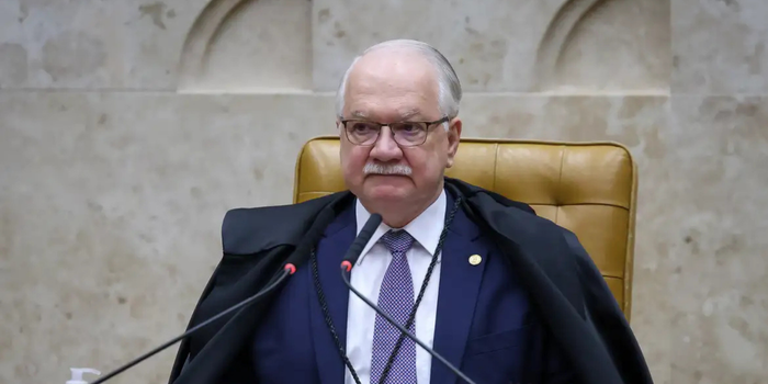 Edson Fachin rejeitou pedido de Flávio Bolsonaro para afastar Flávio Dino de processos no STF. Defesa alegou suspeição por proximidade com Lula.
