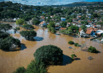 Justiça do Rio Grande do Sul condena Porto Alegre a pagar R$ 50 milhões por danos morais coletivos relacionados à enchente de 2024. Decisão ainda pode ser contestada.