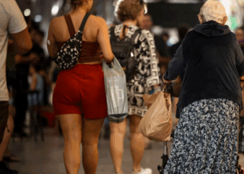Economistas avaliam que cortes de R$ 200 bilhões no orçamento podem afetar programas sociais, aposentadorias e investimentos públicos.