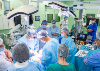 Rússia anuncia primeiro transplante de medula espinhal do país. Cirurgia realizada em Moscou durou 12 horas e envolveu cooperação médica com a China.